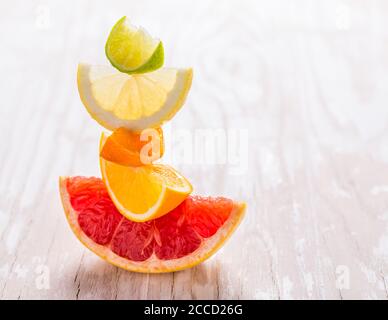 Tranches d'agrumes sur fond de bois. Préparation de la limonade, du thé glacé ou de la boisson estivale. Banque D'Images