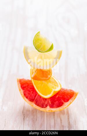 Tranches d'agrumes sur fond de bois. Préparation de la limonade, du thé glacé ou de la boisson estivale. Banque D'Images