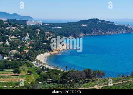 Saint-Mandrier-sur-Mer (sud-est de la France) : sentier côtier le long de la mer Méditerranée et plage de la Coudoulière, presqu'île de Saint-Mandri Banque D'Images