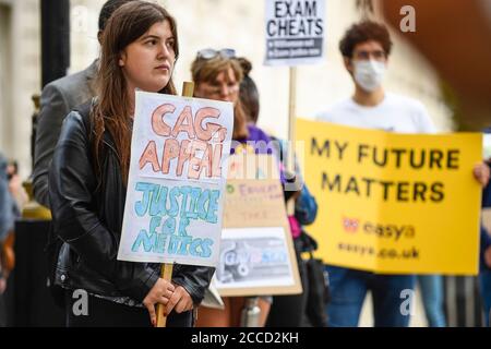 Londres, Royaume-Uni. 21 août 2020. Des étudiants protestent devant Downing Street pour appeler à la démission de Gavin Williamson, secrétaire à l’éducation, à la suite de l’examen de cette année aboutit au chaos. Après une campagne réussie pour que les élèves DE NIVEAU A et de GCSE aient des notes basées sur les évaluations des enseignants plutôt que sur un algorithme informatique, les élèves du BTEC devront attendre pendant que le jury d'examen Pearson renote leurs résultats. Credit: Stephen Chung / Alamy Live News Banque D'Images