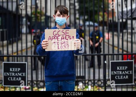 Londres, Royaume-Uni. 21 août 2020. Tommy Walsh, étudiant au GCSE et au BTEC (16 ans), se joint aux étudiants qui protestent devant Downing Street et qui appellent à la démission de Gavin Williamson, secrétaire à l’éducation, à la suite du chaos des résultats de l’examen de cette année. Après une campagne réussie pour que les élèves DE NIVEAU A et de GCSE aient des notes basées sur les évaluations des enseignants plutôt que sur un algorithme informatique, les élèves du BTEC devront attendre pendant que le jury d'examen Pearson renote leurs résultats. (Permission parentale obtenue) crédit: Stephen Chung / Alay Live News Banque D'Images