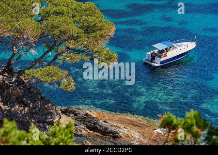 Hyères (sud-est de la France) : bateaux à ancre dans une mer translucide près de la plage 'plage d'Escampo-Barriou', péninsule de Giens Banque D'Images