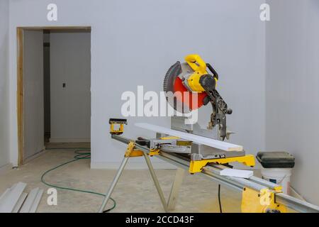 Rénovation de la construction maison avec gros plan de la découpe de scie circulaire moulure de garniture en bois Banque D'Images