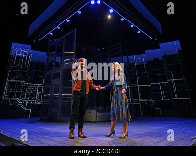 Les acteurs Jay McGuiness et Kimberley Walsh, qui jouent respectivement les personnages Sam et Annie, lors d'un avant-goût de Sleepess: A musical Romance qui est prévu pour s'ouvrir avec des distances sociales au Troubadour Wembley Park Theatre, Londres, cet été. Banque D'Images