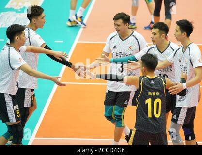 Qinhuangdao, province chinoise du Hebei. 21 août 2020. Les joueurs de l'équipe de Guangdong célèbrent le score lors du match de groupe B entre Beijing et Guangdong à la ligue de volley-ball masculine chinoise 2019/2020 à Qinhuangdao, dans la province de Hebei, dans le nord de la Chine, le 21 août 2020. Credit: Yang Shiyao/Xinhua/Alay Live News Banque D'Images