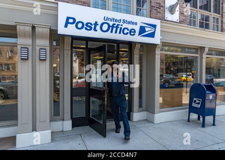 NEW YORK, NY - AOÛT 17 : un homme quitte un bureau de poste du United States postal Service (USPS) à long Island City le 17 août 2020 à Queens Borough, au nord-est Banque D'Images