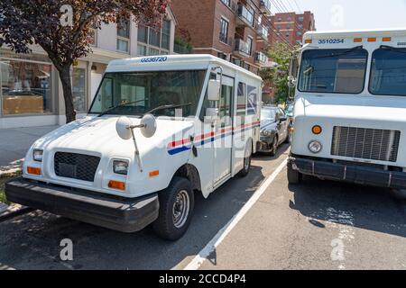 NEW YORK, NY - AOÛT 17 : camion de livraison du United States postal Service (USPS) vu stationné dans la rue de long Island City le 17 août 2020 à Queen Banque D'Images