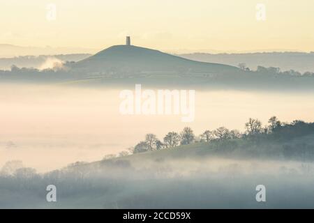 Glastonbury Tor, Somerset, enveloppé de brume le matin d'hiver. Banque D'Images