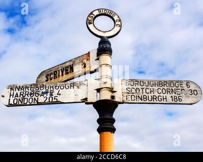 Panneau Old West Riding CC indiquant les distances jusqu'à London Scotch À l'angle d'Édimbourg sur Boroughbridge Road dans le North Yorkshire de Knaresborough Angleterre Banque D'Images