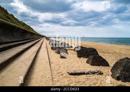 Vue du nord-ouest le long des défenses de la mer sur la plage de Waxham dans Norfolk. Banque D'Images