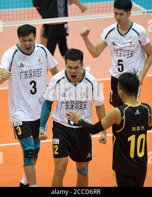 Qinhuangdao, province chinoise du Hebei. 21 août 2020. Les joueurs de l'équipe de Guangdong célèbrent le score lors du match de groupe B entre Beijing et Guangdong à la ligue de volley-ball masculine chinoise 2019/2020 à Qinhuangdao, dans la province de Hebei, dans le nord de la Chine, le 21 août 2020. Credit: Zhu Xudong/Xinhua/Alamy Live News Banque D'Images