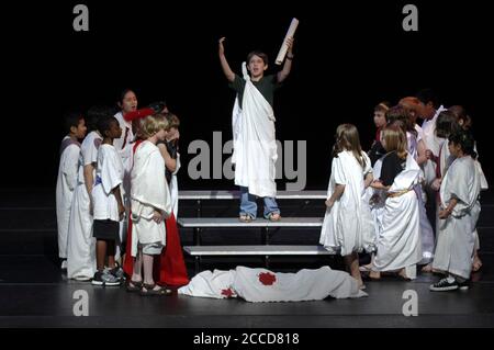 Austin, TX 8 mai 2007: Des élèves de quatrième et cinquième année de l'école élémentaire Dudley à Victoria exécutent la scène du forum avec Brutus et Marc Antony de 'Julius Caesar' par William Shakespeare au Festival Shakespeare des enfants de l'Université du Texas. ©Bob Daemmrich / Banque D'Images