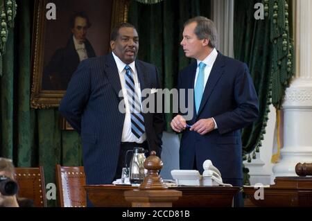 Austin, TX 15 mai 2007: L'action législative au Sénat du Texas pendant les deux dernières semaines de la session ordinaire est habituellement rapide et imprévisible par nature. Le sénateur Royce West (D-Dallas) (l), parle avec le lieutenant-gouverneur David Dewhurst (r). ©Bob Daemmrich Banque D'Images