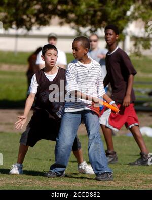 Austin, Texas États-Unis, 25 avril 2007: Les élèves de premier cycle jouent 'Ultimate Frisbee' après l'école, un jeu sans contact qui combine des éléments de football drapeau et de soccer tout en lançant un disque volant de Frisbee. ©Bob Daemmrich Banque D'Images