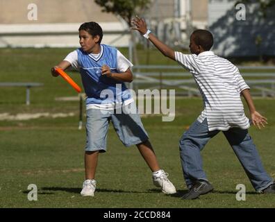 Austin, Texas États-Unis, 25 avril 2007: Les élèves de premier cycle jouent 'Ultimate Frisbee' après l'école, un jeu sans contact qui combine des éléments de football drapeau et de soccer tout en lançant un disque volant de Frisbee. ©Bob Daemmrich Banque D'Images