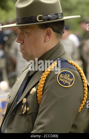 Austin, TX 7 mai 2007 : un agent de la patrouille frontalière américaine de Laredo à un service commémoratif au Texas Capitol pour les 25 agents de la paix du Texas tués dans l'exercice de leurs fonctions au cours des deux dernières années. ©Bob Daemmrich Banque D'Images