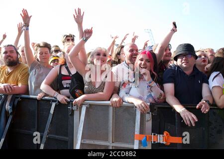 23.8.2019 Richfield Avenue Reading Berkshire Royaume-Uni vous me à six se produire sur la scène principale le premier jour au festival de lecture personnes en photo: Foule Banque D'Images