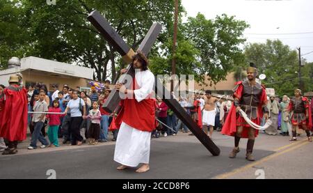 Austin, TX 6 avril 2007: Un acteur qui dépeint Jésus-Christ porte une croix en bois lors d'une reconstitution de sa crucifixion par la paroisse de Cristo Rey le Vendredi Saint. Des centaines de fidèles catholiques ont marché dans les rues d'Austin est lors de la cérémonie traditionnelle répétée à plusieurs reprises dans toute la ville. ©Bob Daemmrich Banque D'Images