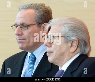 Austin, TX 23 mars 2007: Les journalistes du Watergate Bob Woodward (l) et Carl Bernstein (r) discutent avec les journalistes de l'Université du Texas où les papiers de Mark Felt (alias Deep gorge) ont été mis à la disposition des chercheurs vendredi. La paire a fait don de ses archives au Centre Harry Ransom en 2006. ©Bob Daemmrich Banque D'Images