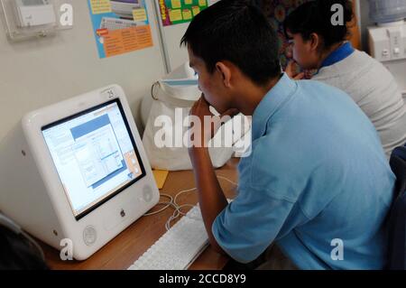 Donna, TX 1er mars 2007: Étudiant de lycée travaillant sur un ordinateur iMac à L'IDEA public School, une école de charte de sept ans avec 1,200 étudiants hispaniques pour la plupart dans le sud du Texas. ©Bob Daemmrich Banque D'Images