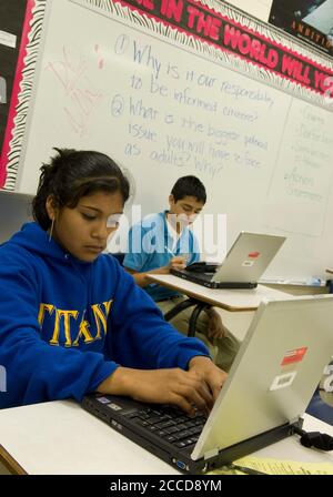 Donna, TX 1er mars 2007: Les étudiants en classe d'études sociales travaillent sur des essais à L'ÉCOLE PUBLIQUE IDEA, une école charters de sept ans avec 1,200 étudiants hispaniques pour la plupart dans le sud du Texas. ©Bob Daemmrich Banque D'Images