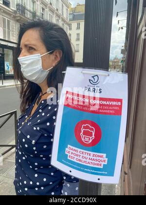 MASQUES DÉSORMAIS OBLIGATOIRES À PARIS Banque D'Images