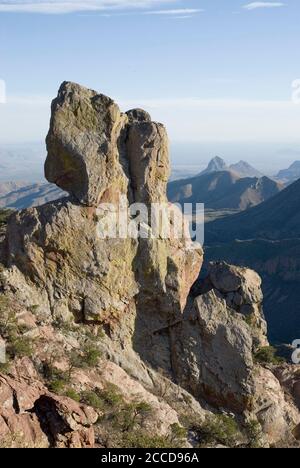 Parc national de Big Bend, Texas, États-Unis, 15 mars 2007 : vue en soirée vers le sud-est depuis la piste Lost Mine Trail jusqu'à Juniper Canyon dans les montagnes Chisos à Big Bend. ©Bob Daemmrich Banque D'Images