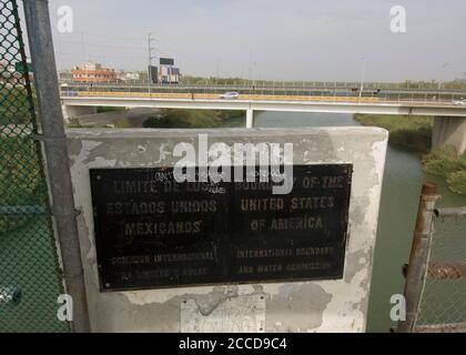 Hidalgo, Texas USA, 1er mars 2007: Marqueur sur le pont international reliant Hidalgo, Texas à Reynosa, Tamaulipas, Mexique montre la frontière entre les États-Unis et le Mexique au-dessus de la rivière Rio Grande. ©Bob Daemmrich Banque D'Images