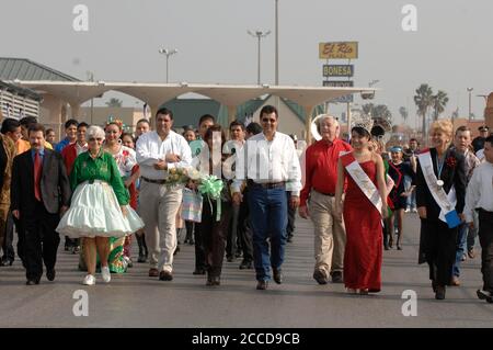 Reynosa, Tamaulipas Mexique 1er mars 2007: Des représentants des villes frontalières de Reynosa Mexico et Hidalgo, Texas, traversent le pont international reliant ces deux villes pour la cérémonie annuelle d'amitié BorderFest. ©Bob Daemmrich Banque D'Images