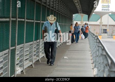 Reynosa, Tamaulipas Mexique, 1er mars 2007 : les piétons mexicains traversent le pont international après une matinée de shopping à Hidalgo, Texas aux États-Unis. ©Bob Daemmrich Banque D'Images