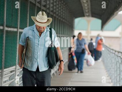 Reynosa, Tamaulipas Mexique, 1er mars 2007 : les piétons mexicains traversent le pont international après une matinée de shopping à Hidalgo, Texas aux États-Unis. ©Bob Daemmrich Banque D'Images