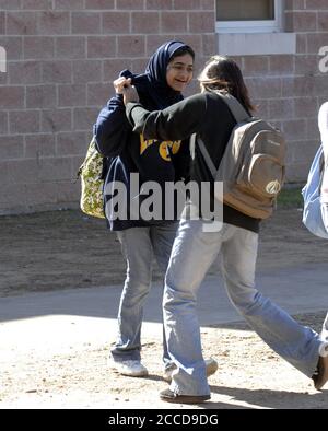 Austin, Texas, États-Unis, 29 janvier 2007 : une étudiante féminine musulmane de neuvième année joue avec son ami à l'heure du déjeuner à l'Akins High School, l'une des grandes écoles secondaires du Texas repensée en « académies » ciblées plus petites afin d'améliorer les taux d'apprentissage et de remise des diplômes. ©Bob Daemmrich Banque D'Images