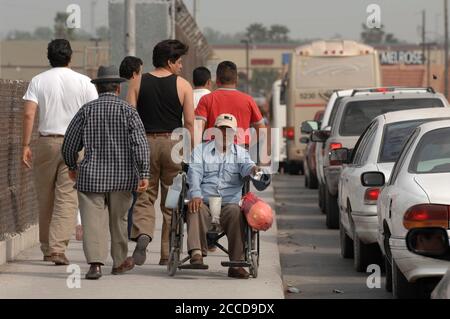 Hidalgo, TX États-Unis 1 mars 2007: Un mendiant roule le long du pont international reliant Reynosa, Tamaulipas Mexique avec les États-Unis en tant que mexicain tête dans les États-Unis pour la journée. ©Bob Daemmrich Banque D'Images