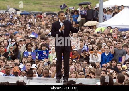 Austin, Texas: 23 février 2007: Le sénateur américain Barack Obama (D-Illinois) s'exprime devant la foule lors de son deuxième grand rassemblement après avoir annoncé sa candidature au poste de président des États-Unis le mois dernier. Obama a parlé par un léger bruine à une foule d'environ 17,000 personnes à Austin's Town Lake. ©Bob Daemmrich Banque D'Images