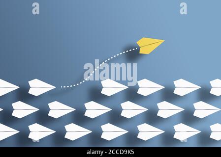 des plans de papier alignés sur fond bleu et un patin de papier allant dans une direction différente, brisant de nouveaux terrains et sortant du concept de ligne Banque D'Images