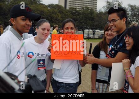 Austin, Texas: 23 février 2007: Des étudiants de l'université faisant des signes à un rassemblement du sénateur américain Barack Obama (D-Illinois), son deuxième grand rassemblement après avoir annoncé sa candidature pour le président des États-Unis le mois dernier. Obama a parlé par un léger bruine à une foule d'environ 17,000 personnes à Austin's Town Lake. ©Bob Daemmrich / Banque D'Images