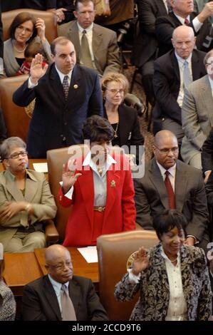 Austin, TX États-Unis, 10 janvier 2007: Ouverture de la 80e session de l'Assemblée législative du Texas à la Chambre des représentants, montrant le représentant Terry Hodge (D-Dallas), en rouge, et d'autres assermentés. ©Bob Daemmrich Banque D'Images