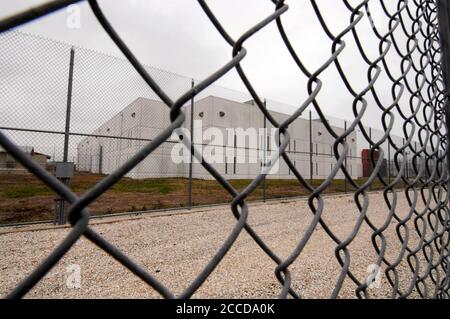 Taylor, TX 9 février 2007 : la clôture périphérique du centre de détention T. Don Hutto du centre d'immigration et d'application des douanes (ICE) pour les familles d'immigrants illégaux. ©Bob Daemmrich Banque D'Images