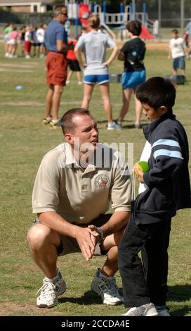Round Rock, TX 28 septembre 2006 : un enseignant en éducation physique travaille avec des élèves de l'école élémentaire Great Oaks, une école de banlieue au nord d'Austin. ©Bob Daemmrich Banque D'Images