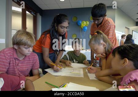 Les enfants travaillent sur un projet de chute d'œuf lors d'une « journée de travail à emporter » dans un bureau d'entreprise. La tâche enseigne aux enfants la gestion de projet sur le lieu de travail. ©Bob Daemmrich Banque D'Images