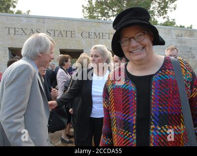 Austin, TX: USA, 18 septembre 2006: Molly Ivins quitte le cimetière d'État du Texas après avoir payé ses respects à l'ancienne gouverneure du Texas, Ann Richards. ©Bob Daemmrich Banque D'Images