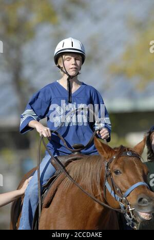 Austin, Texas 13 décembre 2006 : un étudiant de neuvième année qui fréquente la Texas School for the Blind and visuellement Malvoyants (TSVBI) fait l'expérience de l'équitation pour la première fois lors d'une sortie à l'école du centre d'Austin. Les éleveurs de la région apportent des chevaux sur le campus une fois par an pour offrir de nouvelles expériences et aider à établir la confiance en soi pour les étudiants aveugles légalement. ©Bob Daemmrich Banque D'Images