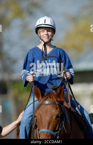 Austin, Texas 13 décembre 2006 : un étudiant de neuvième année qui fréquente la Texas School for the Blind and visuellement Malvoyants (TSVBI) fait l'expérience de l'équitation pour la première fois lors d'une sortie à l'école du centre d'Austin. Les éleveurs de la région apportent des chevaux sur le campus une fois par an pour offrir de nouvelles expériences et aider à établir la confiance en soi pour les étudiants aveugles légalement. ©Bob Daemmrich Banque D'Images