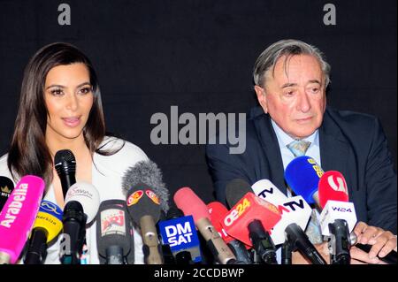 Vienne, Autriche. Image d'archive 27 février 2014. Richard Lugner (R) avec son invité Kim Kardashian (L) dans la ville de Lugner. Banque D'Images