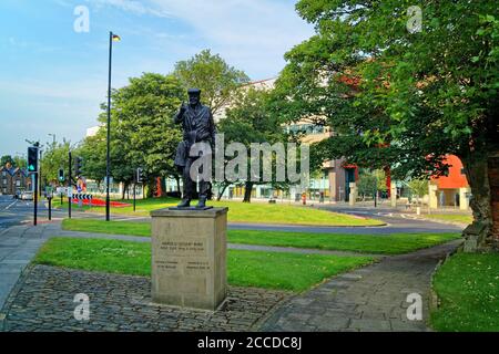 Royaume-Uni, Yorkshire du Sud, Barnsley, Harold « Dickie » Bird Statue et Barnsley College Banque D'Images