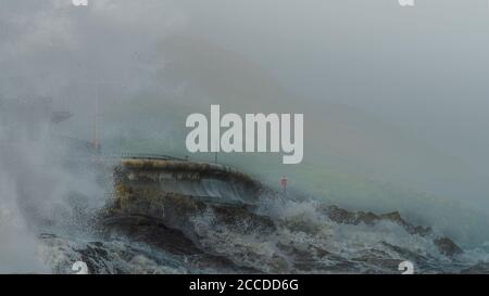 La tempête Ellen frappe la mer irlandaise. Promenade de la mer de Greystones et club de voile à proximité de Bray Head. Irlande. 19-20 août 2020. Banque D'Images