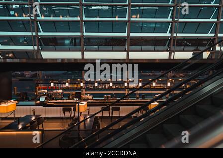 L'aéroport de Zurich pendant la pandémie au coucher du soleil. Banque D'Images