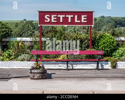 C'est la gare de Settle dans la pittoresque Yorkshire Dales L'une des principales gares de chemin de fer sur le célèbre Settle À la ligne Carlisle Banque D'Images