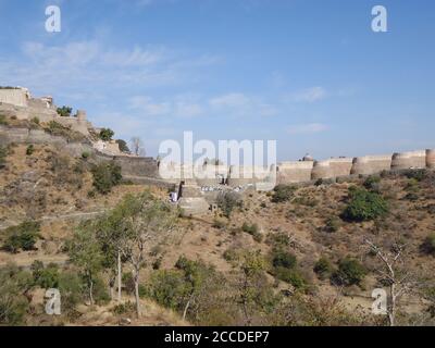 Kumbhalgarh est une forteresse de Mewar sur la chaîne occidentale des collines d'Aravalli, dans le district de Rajsamand près d'Udaipur de l'état de Rajasthan dans l'ouest de l'Inde Banque D'Images