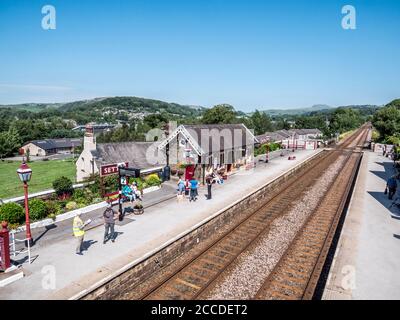 C'est la gare de Settle dans la pittoresque Yorkshire Dales L'une des principales gares de chemin de fer sur le célèbre Settle À la ligne Carlisle Banque D'Images